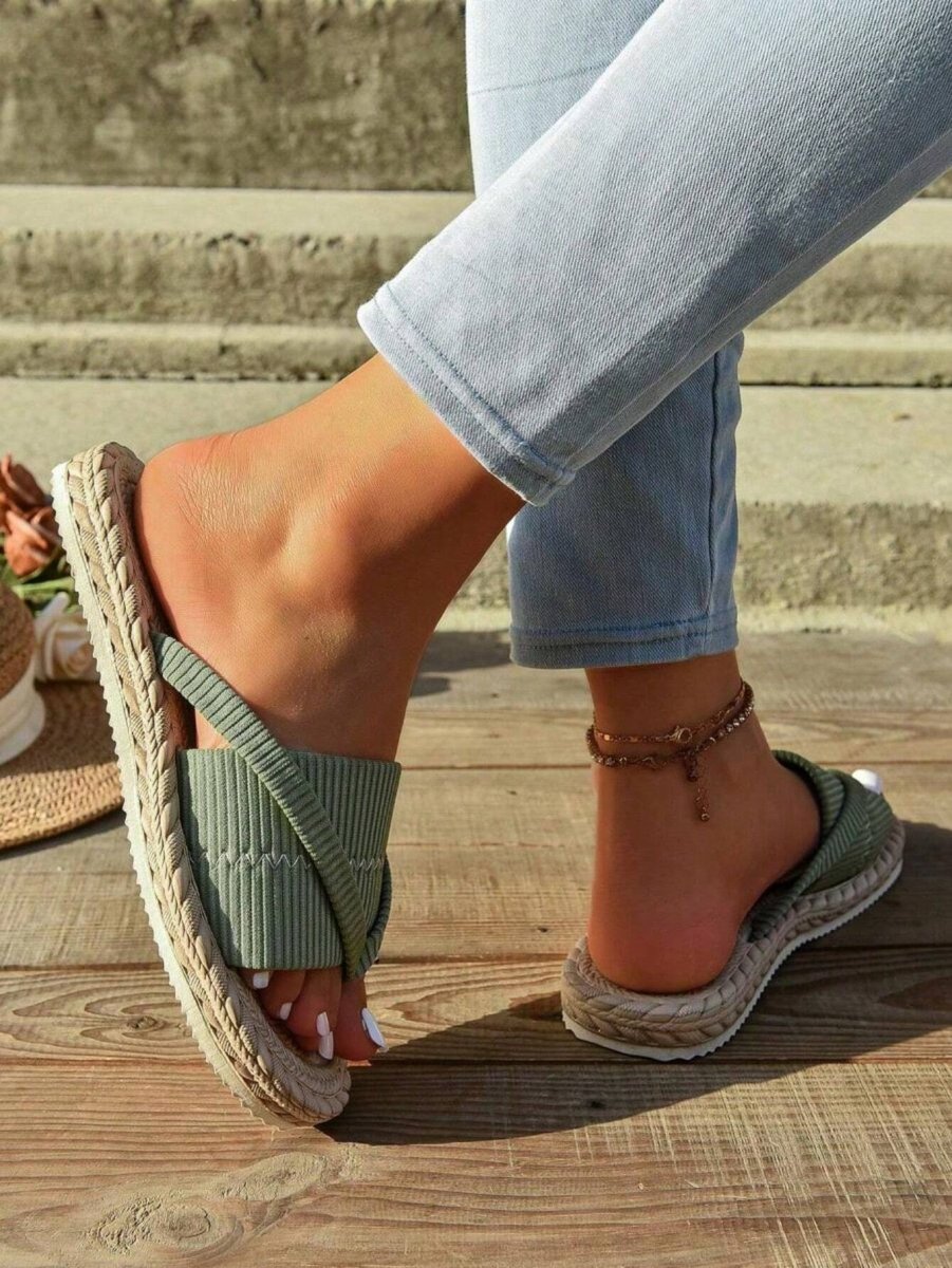 CAMILLA | COMFORTABLE CRISS-CROSS FLAT SANDALS