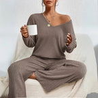 VIVIENNE | Two-Piece Set with Straight Pants and V-Neck Top